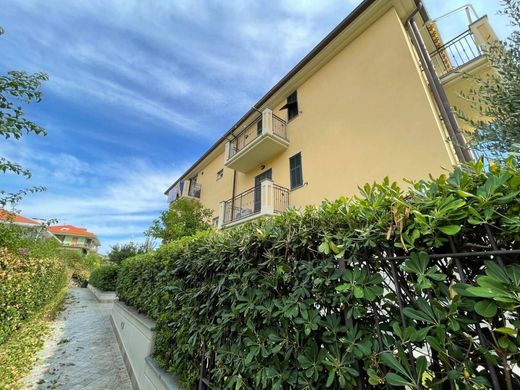 Apartment / Etagenwohnung in Riva Ligure, Provincia di Imperia