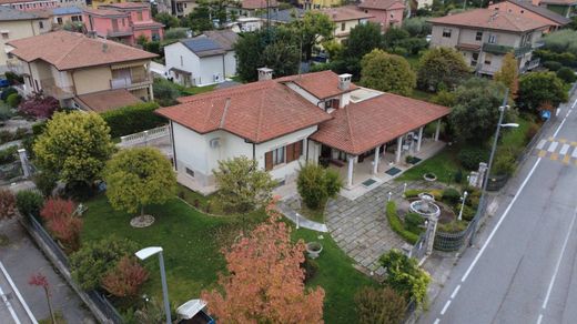 Villa a Bussolengo, Verona