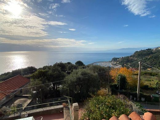 Casa di lusso a Finale Ligure, Savona