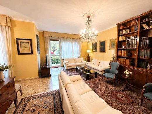 Apartment / Etagenwohnung in Bologna, Emilia-Romagna