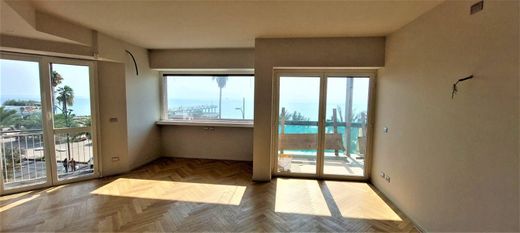 Apartment / Etagenwohnung in Pietra Ligure, Provincia di Savona