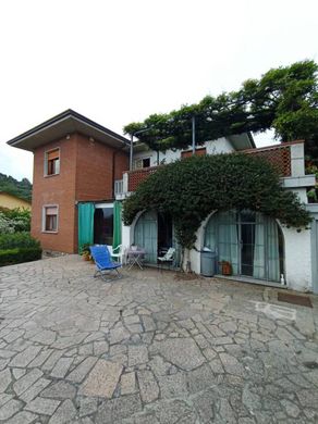 Villa Seravezza, Lucca ilçesinde