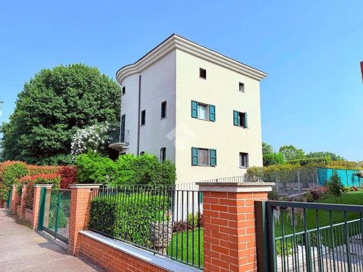 빌라 / Bollate, Città metropolitana di Milano