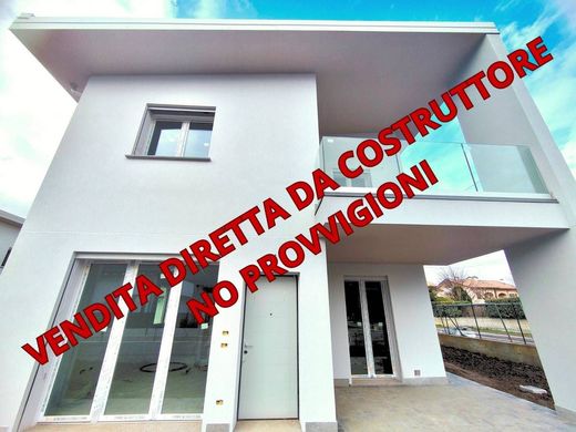 Villa in Lazzate, Provincia di Monza e della Brianza