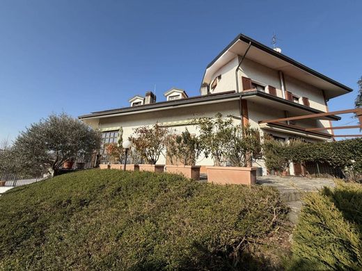 Villa in Usmate Velate, Province of Monza and Brianza
