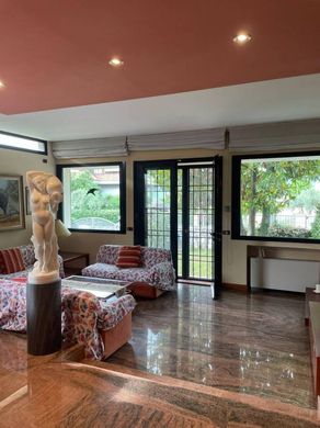 Carrara, Provincia di Massa-Carraraのテラスハウス