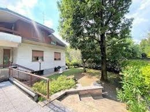 Villa in Paderno Dugnano, Milan