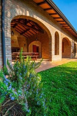 Villa Castelnuovo Rangone, Modena ilçesinde