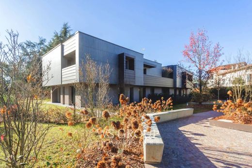 Apartment / Etagenwohnung in Vimercate, Provincia di Monza e della Brianza