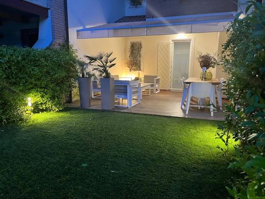 Sıralı evler Cervia, Ravenna ilçesinde