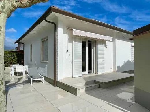Villa Forte dei Marmi, Lucca ilçesinde