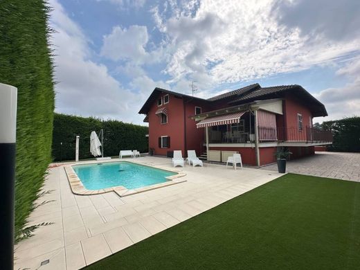 Villa in Castagnito, Provincia di Cuneo