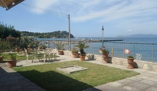 Apartment / Etagenwohnung in Rio Marina, Provincia di Livorno