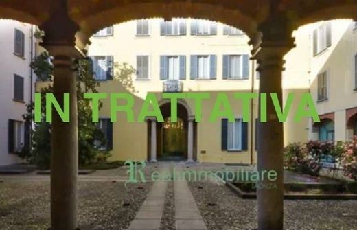 Attico a Monza, Monza e Brianza