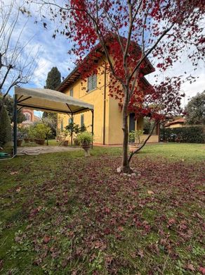 Villa Forte dei Marmi, Lucca ilçesinde