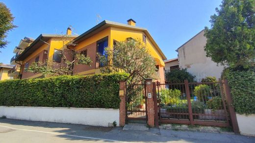 Villa in Cesano Boscone, Città metropolitana di Milano