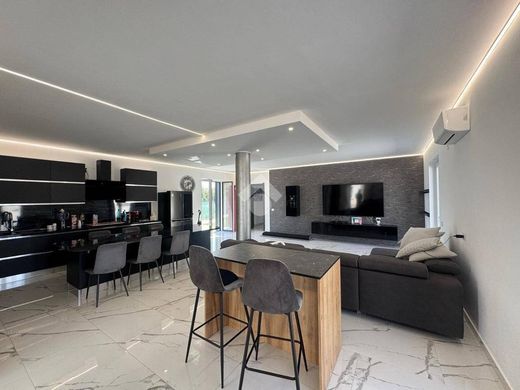 Βίλα σε Suno, Provincia di Novara