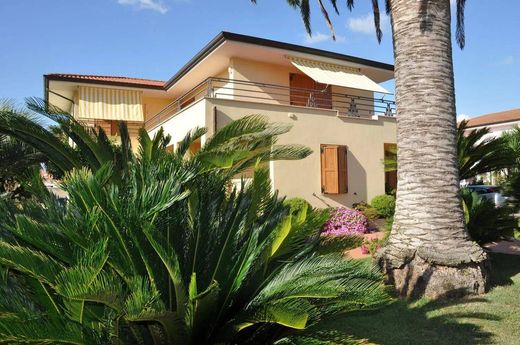 Villa a Latina, Lazio