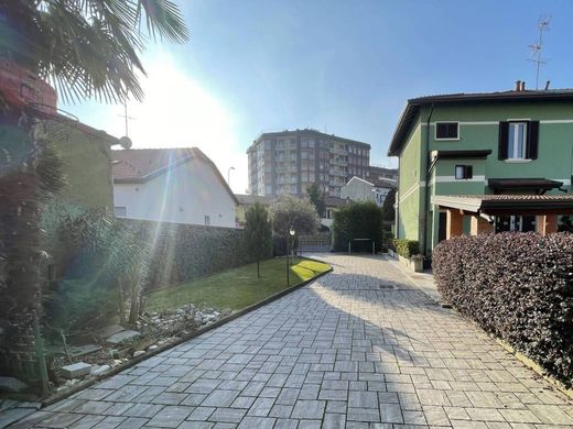 Villa in Pero, Milan