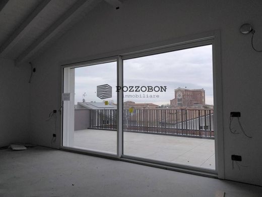 阁楼  Montebelluna, 特雷维索省