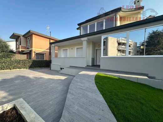 Villa in Pieve Emanuele, Milan
