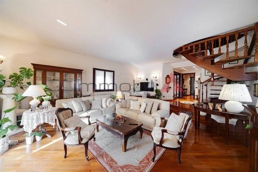 Penthouse Nova Milanese, Monza e della Brianza ilçesinde