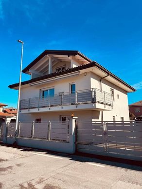 Villa in Senago, Mailand