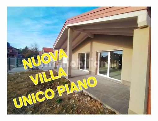 Villa in Azzate, Provincia di Varese