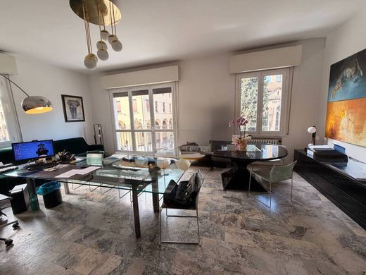 Apartment / Etagenwohnung in Bologna, Emilia-Romagna