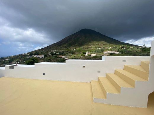 Villa in Leni, Messina