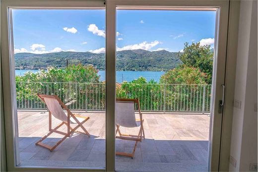 Βίλα σε Ranco, Provincia di Varese