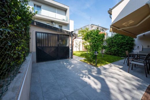 Villa in Opera, Città metropolitana di Milano