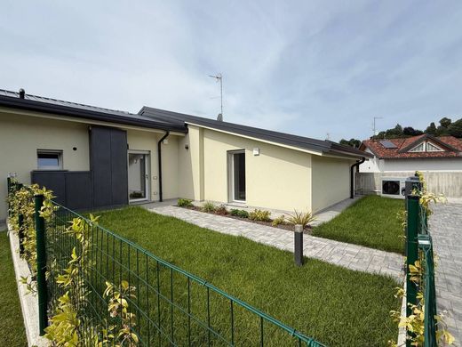 Piso / Apartamento en San Fermo della Battaglia, Provincia di Como