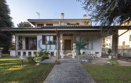 Villa in Vittuone, Milan