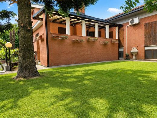 Villa en Peschiera Borromeo, Milán