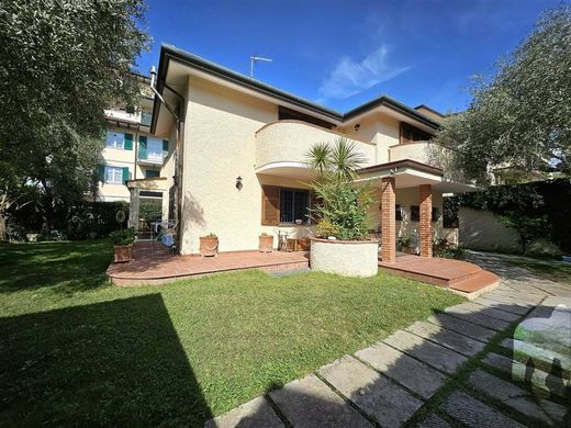 Villa in Massa, Provincia di Massa-Carrara