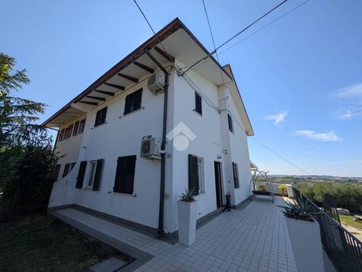 Sıralı evler Coriano, Rimini ilçesinde