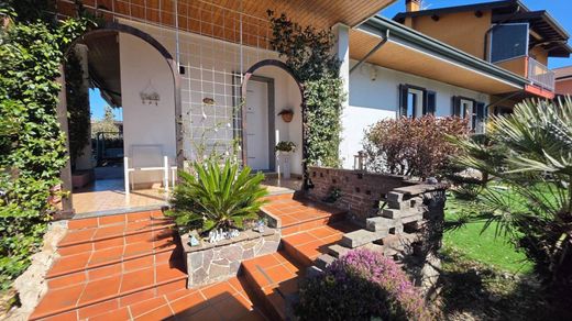 Villa en Garbagnate Milanese, Milán