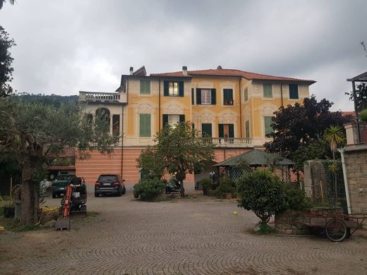 Villa Albisola Superiore, Savona ilçesinde