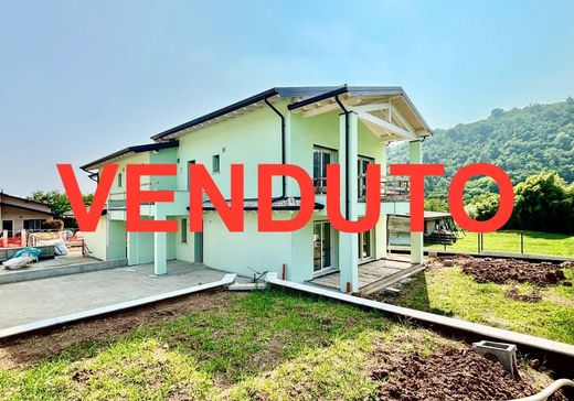 Villa en Ome, Provincia di Brescia