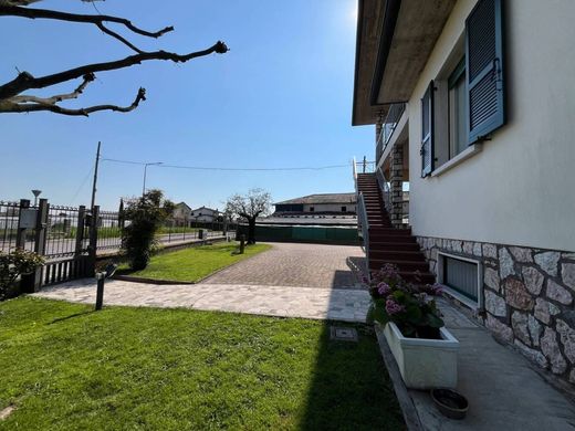 Villa in Vigasio, Provincia di Verona