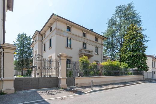 Apartment / Etagenwohnung in Como, Provincia di Como