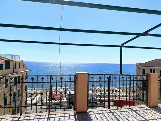 Penthouse Varazze, Savona ilçesinde