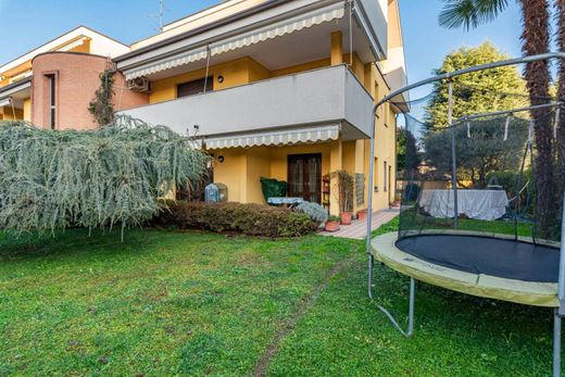 빌라 / Saronno, Provincia di Varese