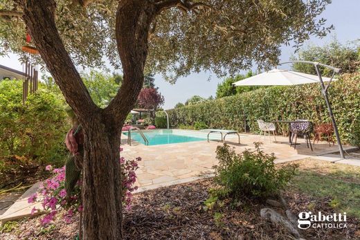 Villa Pesaro, Pesaro e Urbino ilçesinde