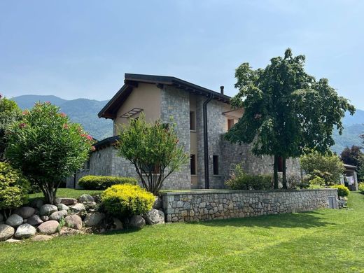 Villa in Esine, Provincia di Brescia