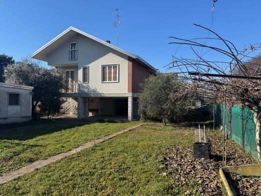 Villa en Cernusco sul Naviglio, Milán