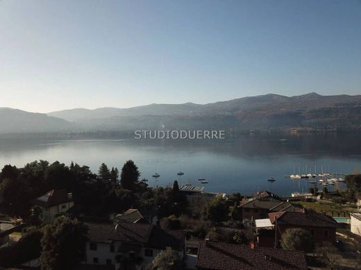 Ranco, Provincia di Vareseのヴィラ