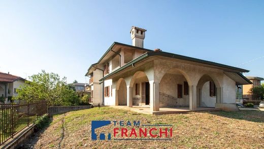 Villa a Montichiari, Brescia