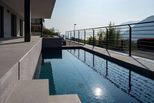 Villa in Sale Marasino, Provincia di Brescia
